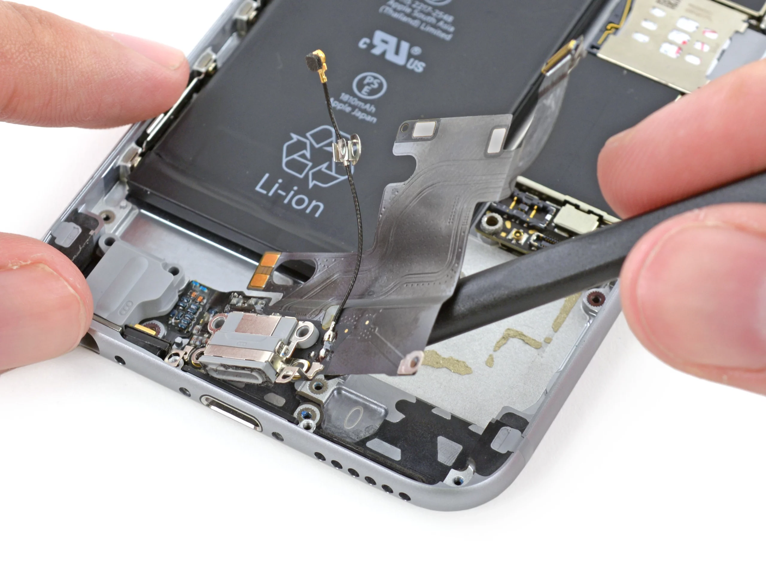 iPhone charging port emplacement